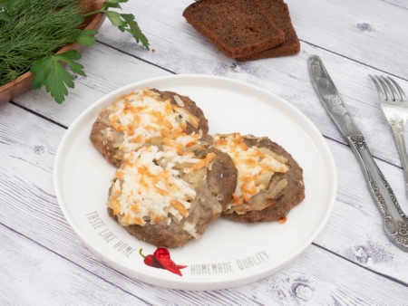 Бифштекс из говядины с овощами и сыром Бифштекс из говядины с овощами и сыром