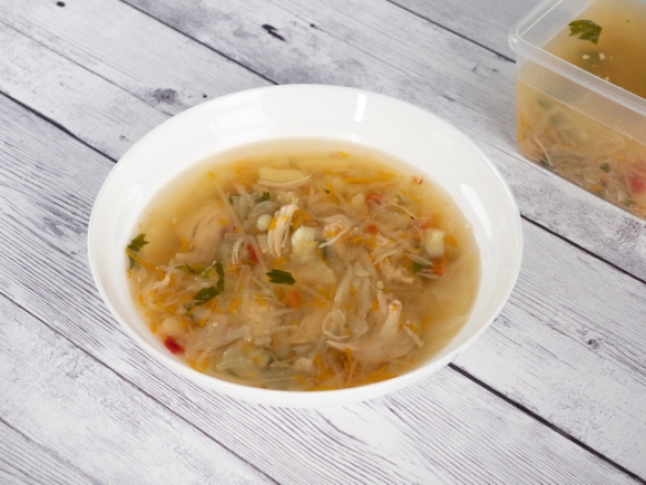 Щи из свежей капусты с курой и сметаной