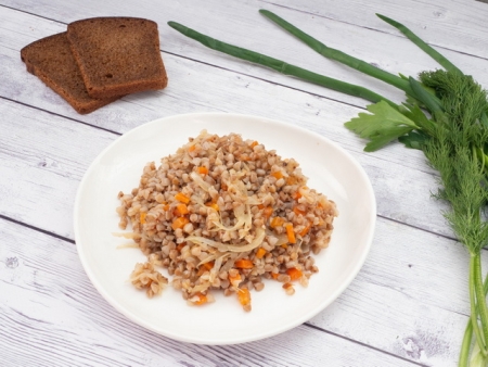 Гречка отварная с овощами и белым соусом Гречка отварная с овощами и белым соусом