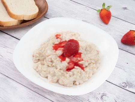 Каша молочная злаковая с клубничным топингом Каша молочная злаковая с клубничным топингом